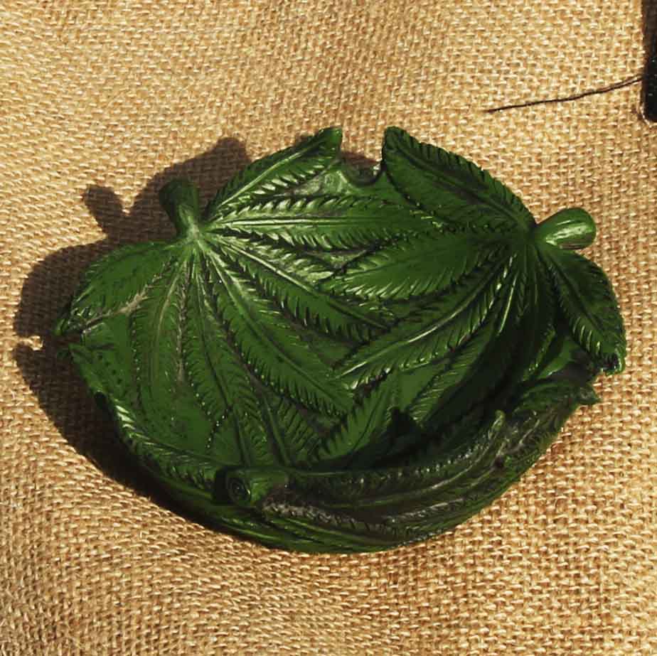 Resin ashtray is designed in a marijuana leaf foliage shape Rare and innovative products（Buy on Amazon free shipping）